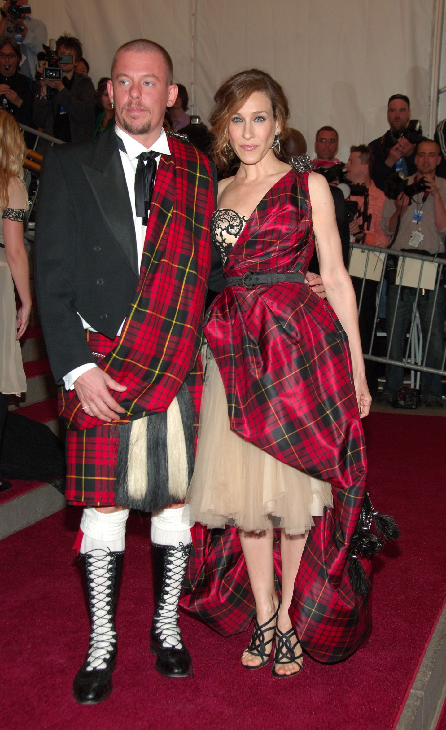 2006 Sarah Jessica Parker - Hagyomány és áthágás a brit divatban témához Sarah Jessica Parker egy Alexander McQueen ruhát viselt. A megjelenés különlegessége, hogy maga McQueen is vele tartott az eseményre, ugyancsak saját tervezésében