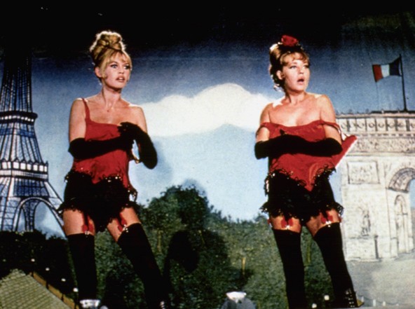 Az évszázad végére, illeszkedve a divatos szoknyák formájához, felül szűkebb bugyik jöttek divatba. Az 1900-as évek elejére kokett hölgyek körében már nem csak a hosszú fazon hódított. Brigitte Bardot és Jeanne Moreau is egy szexibb variánst viselt az ekkor játszódó Viva Maria! című filmben.