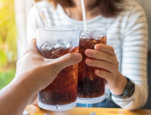 Igen, léteznek emberek, akik TEJJEL isszák a kólát