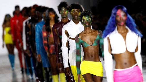 Kivillanó keblek, testhez simuló bőr és jégkrém evés – ilyenek voltak a legszexibb divatbemutatók