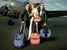 A Viktor & Rolf Samsonite kollekciójában a tervezőkkel pózolt 2009-ben