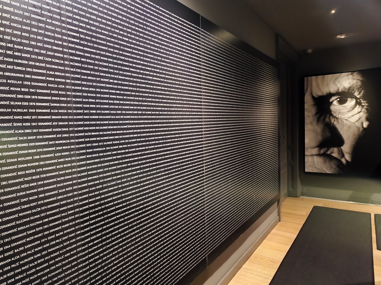 A srebrenicai áldozatok nevei némán sorakoznak, mégis hangosabbak bárminél.