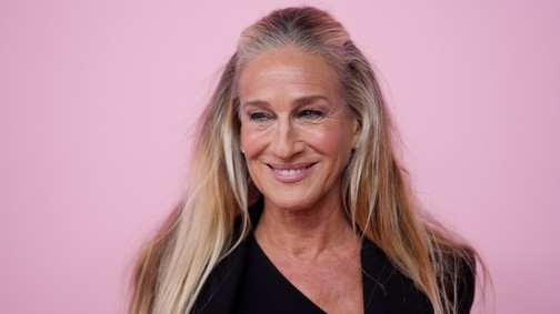 Sarah Jessica Parker Diana hercegnét idéző ruhában találkozott Kamilla királynéval