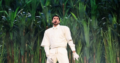 Itt a magyarázat, miért egy egyszerű Zara ruhában jelent meg a Super Bowl abszolút szupersztárja, Bad Bunny