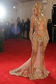 Beyoncé Givenchy kreációja szintén egy előremutató darab volt. Ezt a szettet az énekesnő a 2015-ös Met-gála alkalmával viselte, és azt kell, hogy mondjuk, imádjuk! Miért? A zseniális ruha köves díszítése mutat is, meg nem is. Hölgyek, pontosan így kell gyakorolni a testünk feletti szabadságot! Annyit mutatunk, amennyit akarunk, és ahogyan csak akarjuk. 