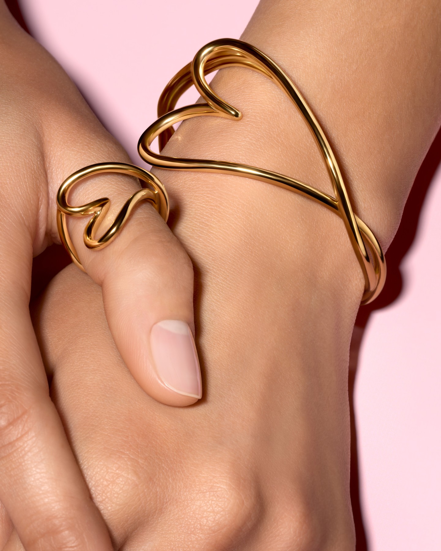 Egy ékszer, ami pont úgy néz ki, mint egy szeretetteljes ölelés