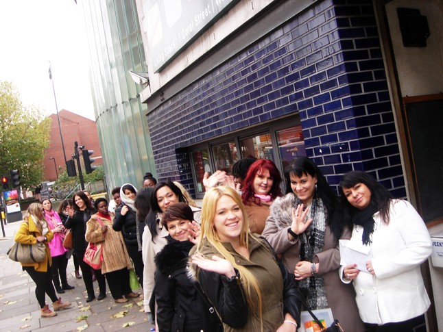 Castingra várva magyar lányok a sor elején