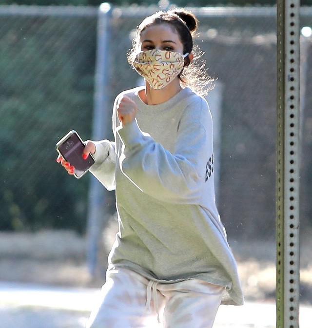 Selena Gomez maszkban az utcán