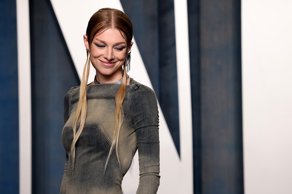 Hunter Schafer a Vanity Fair 2022-es Oscar-partiján