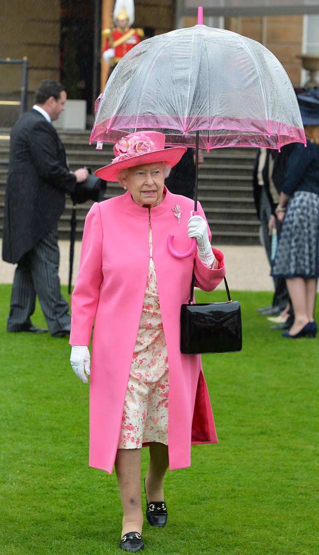 Senkinek nincs olyan menő esernyőgyűjteménye, mint Erzsébet királynőnek