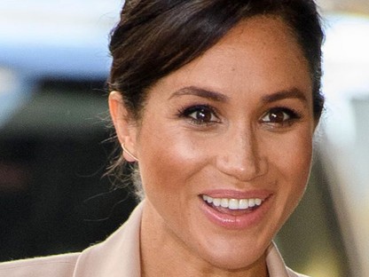 Meghan Markle gyönyörű kontyban, és a világ legdrágább szettjében ment színházba