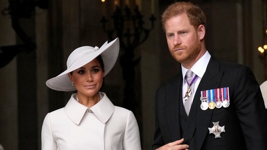 A király család hivatalosan is megvált Meghan Markle-től és Harry hercegtől