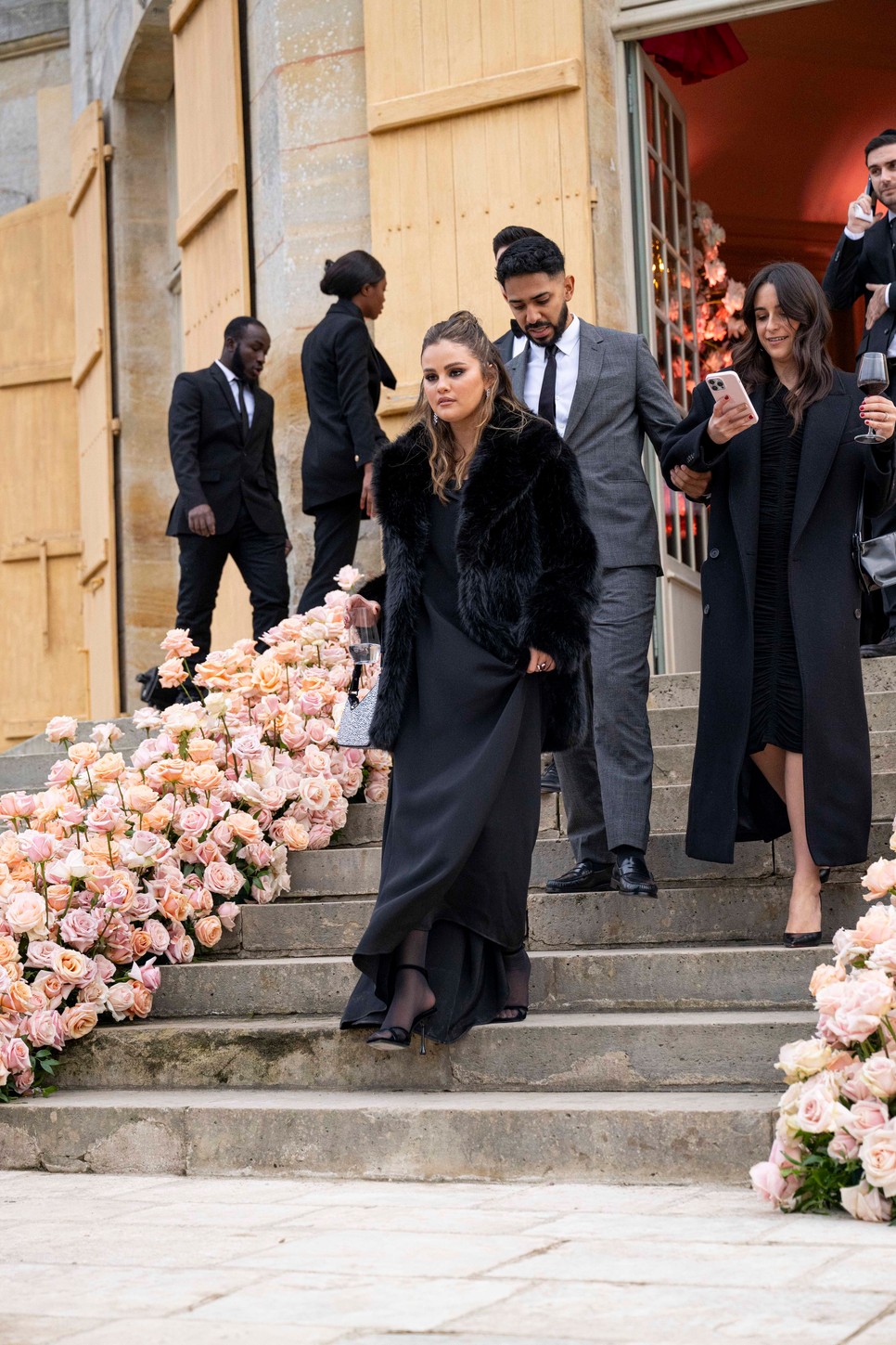 Több vendég is tetőtől talpig feketében érkezett az esküvőre