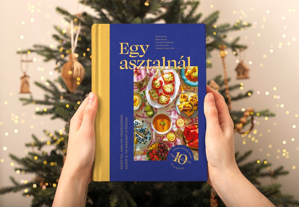 Elkészült a Sóbors első szakácskönyve, az Egy asztalnál! Hogy miben más ez a könyv? Tíz komplett menüt rejt, rengeteg időspórolós trükköt, maradékmentést, ráadásul hagyományos és vega recepteket. Hogy a főzés öröm legyen, és végül mindenki jót falatozzon az asztal körül. Mert együtt enni mindig jobb. Akkor is, ha mást eszünk