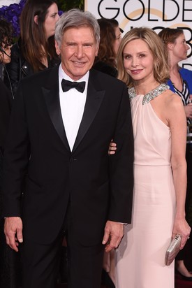 Harrison Ford és Calista Flockhart: a pár az őket ért támadások ellenére könnyedén áthidalta a 22 év korkülönbséget, 8 év után, 2010-ben összeházasodtak, és azóta is boldogan élnek.
