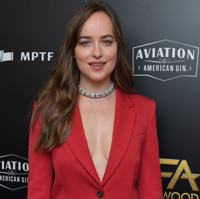 Dakota Johnson a legtökéletesebb karácsonyi ruhában adott interjút