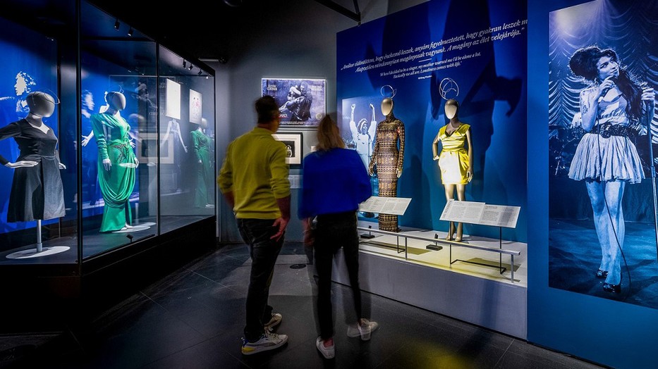 A Divák és ikonok kiállításon olyan csodálatos énekesnők ruháit is megnézheted mint Edith Piaf, Whitney Houston, Amy Winehouse