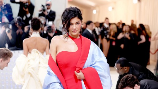 Kylie Jenner a nyílt utcán viselt meztelenruhát, és ennél stílusosabb nem is lehetett volna