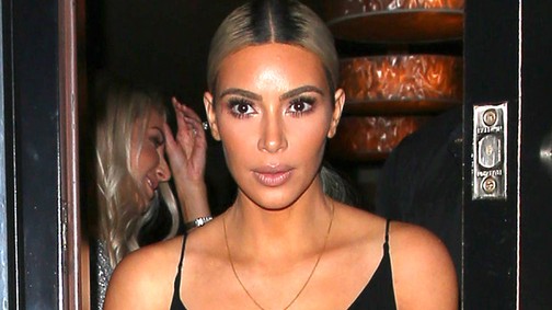 Kim Kardashian mellei már megint nem fértek a ruhába