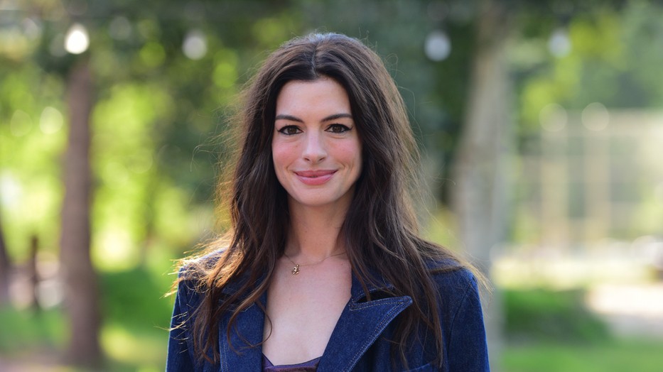 Stíluslecke Anna Hathaway-től: Így varázsold ősziessé stílusosan a kedvenc nyári darabjaidat