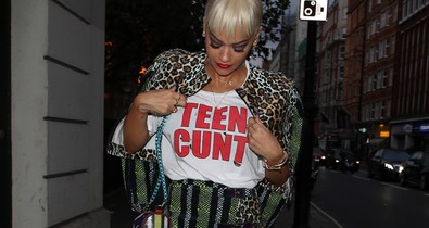 Hűha, Rita Ora nagyon durva pólóban divatozik