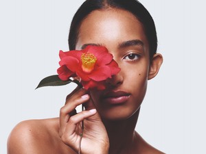 A luxus és az ökotudatos szemlélet találkozása: Itthon is elérhető a Chanel N°1 bőrápoló termékcsalád