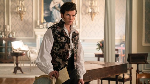 Lebuktak! Ez a gyönyörű lány a Colin Bridgertont alakító színész barátnője