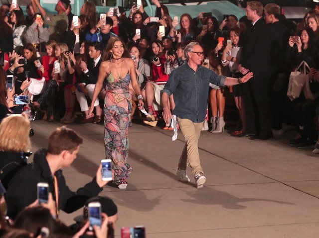 Gigi Hadid és Tommy Hilfiger fehér bandanával