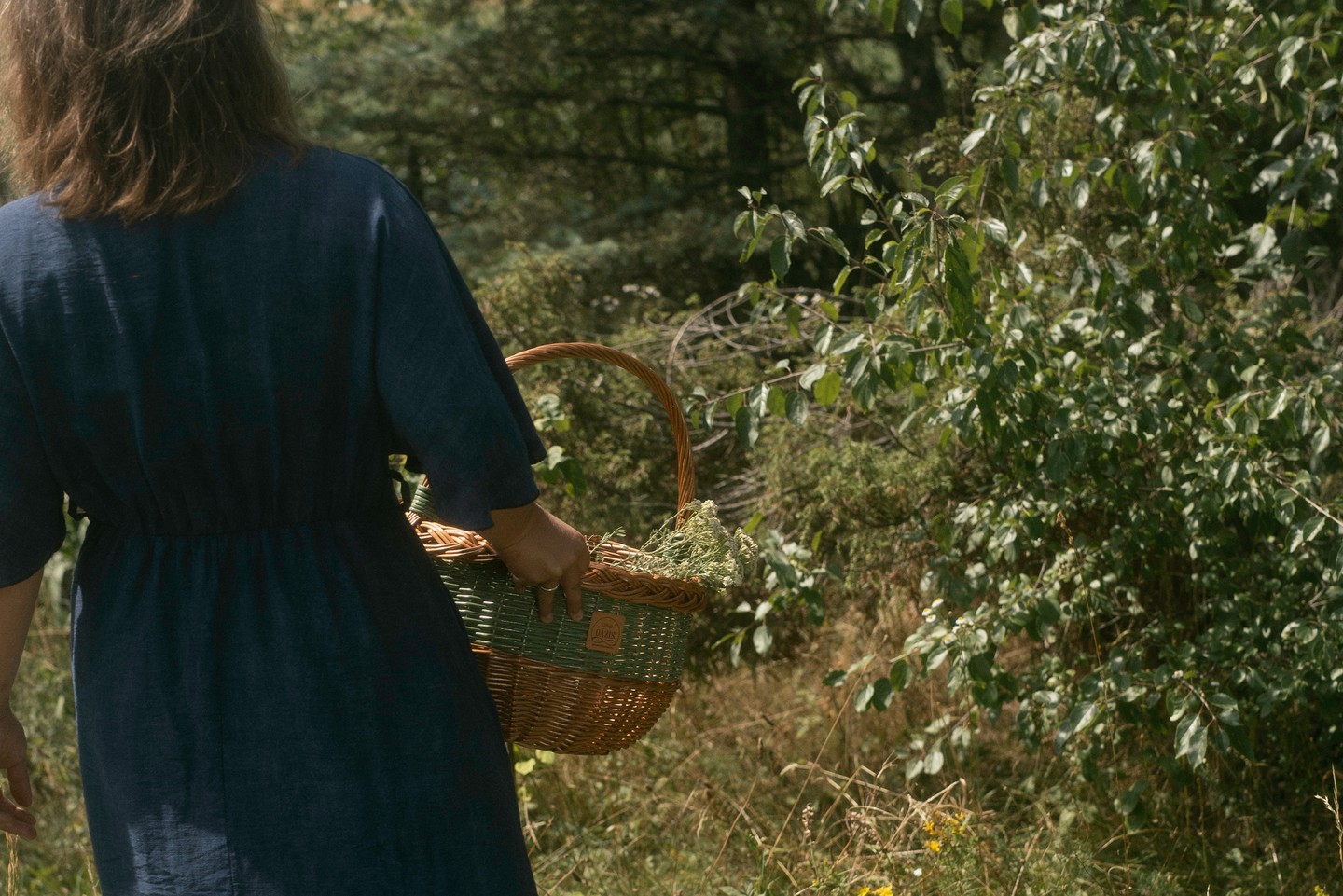 Timi a szárított gyógynövényekből különböző teakeverékeket készít