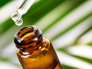 Ezért olyan hasznos a teafaolaj a bőröd számára