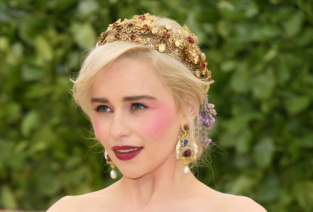 Emilia Clarke sminkje és aranyékszerei