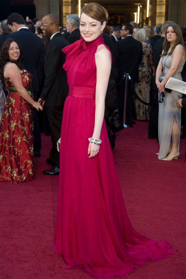 Emma Stone egy évvel a barátnője, Jennifer Lawrence után 2012-ben debütált az Oscar vörös szőnyegén egy gyönyörű Giambattista Valli ruhában