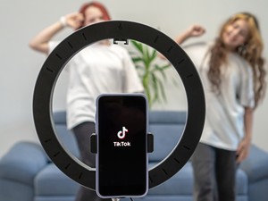 „Vannak szülők, akik nem csak dicsekednek, pénzt is keresnek online a gyerekeikkel”