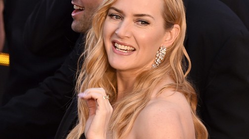 Kate Winslet várandós! Az Oscar-gálán simogatták a pocakját a kolléganők!