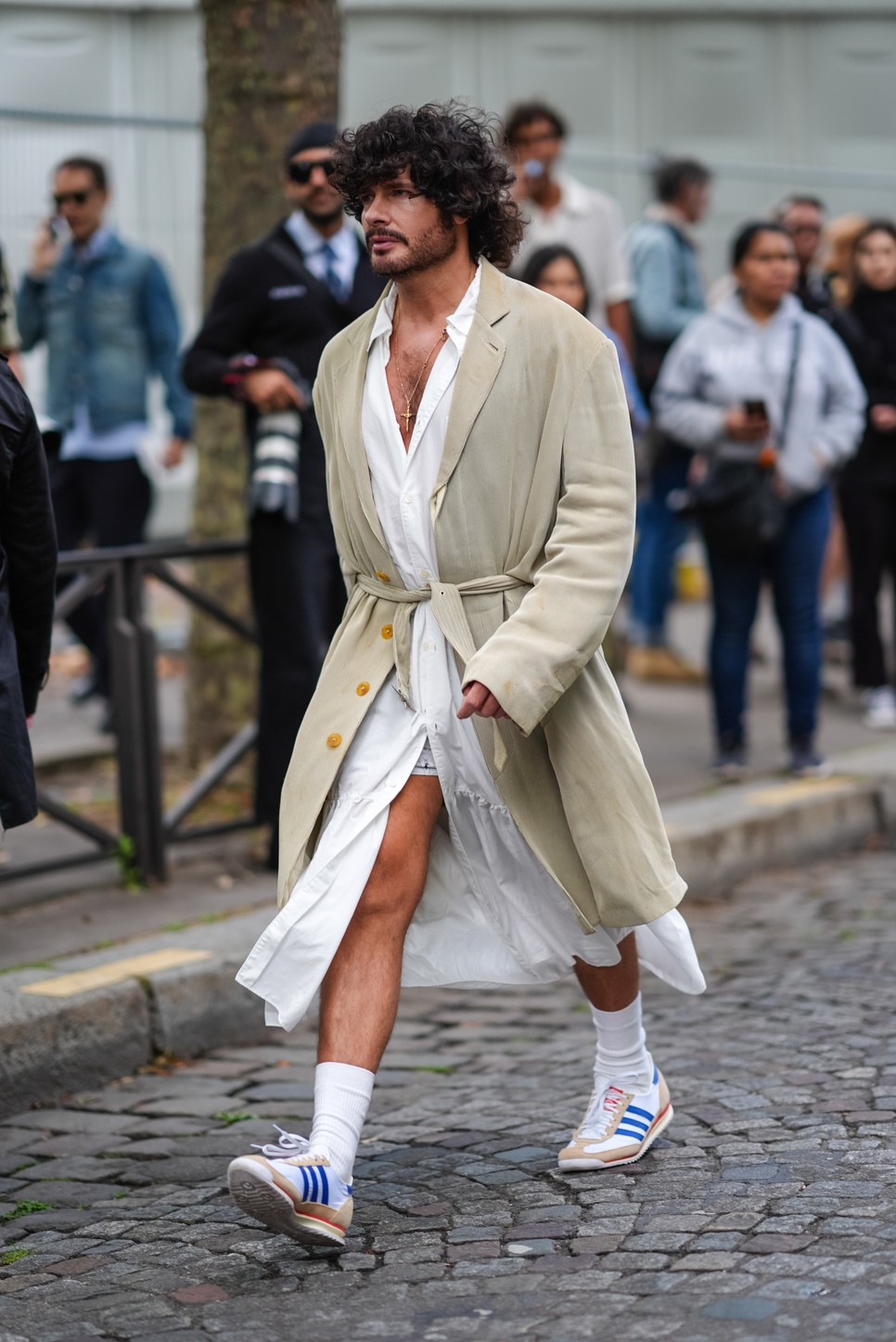 A párizsi divathéten ilyen laza megjelenésekben is látható a kedvenc Adidas tornacipőnk