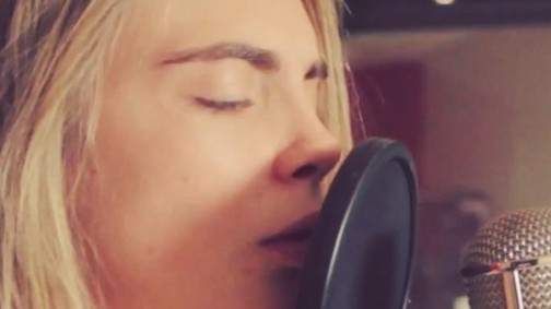 Cara Delevingne énekelni is tud!