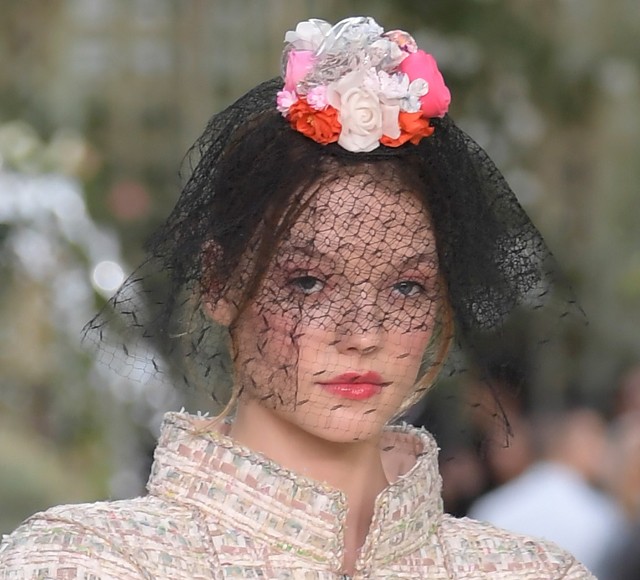 Elképesztő fejdíszek a Chanel bemutatóján! Mutatjuk a kedvenceinket!