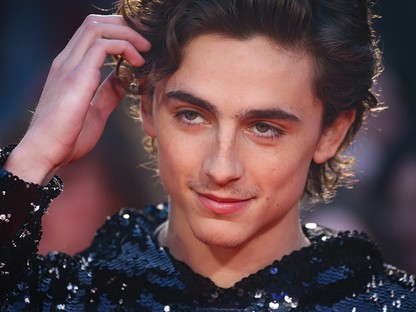 Kristályokkal borított pulóverben érkezett új filmjének premierjére Timothée Chalamet