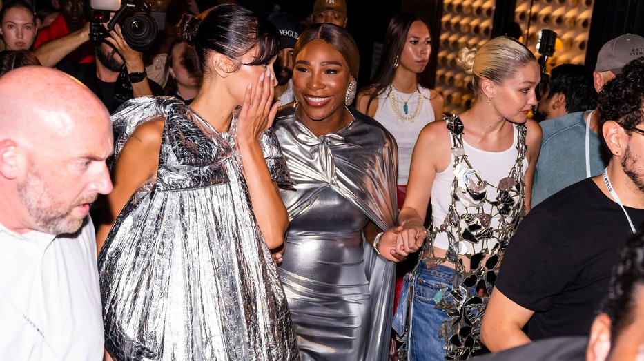 Ilyen szenzációs kifutót még nem láttál - Nagyszabású bemutatóval ünnepelte 130. születésnapját a Vogue