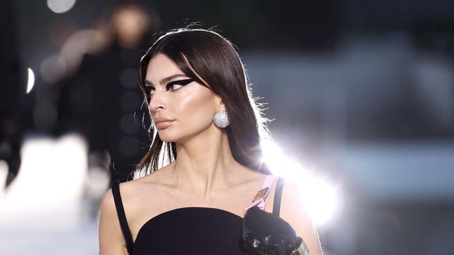 Emily Ratajkowski a Feben divatmárka istennő ruhájában hódított