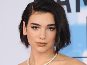 Dua Lipa egy igazi menyasszony a vörös szőnyegen