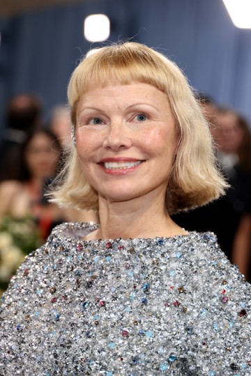 Pamela Anderson minimális sminkben folytatta vörös szőnyeges megjelenéseinek sorát. A színésznő és aktivista az utóbbi években a természetesebb esztétikát részesíti előnyben, így gyakran lemond a sminkről nyilvános megjelenések alkalmával.