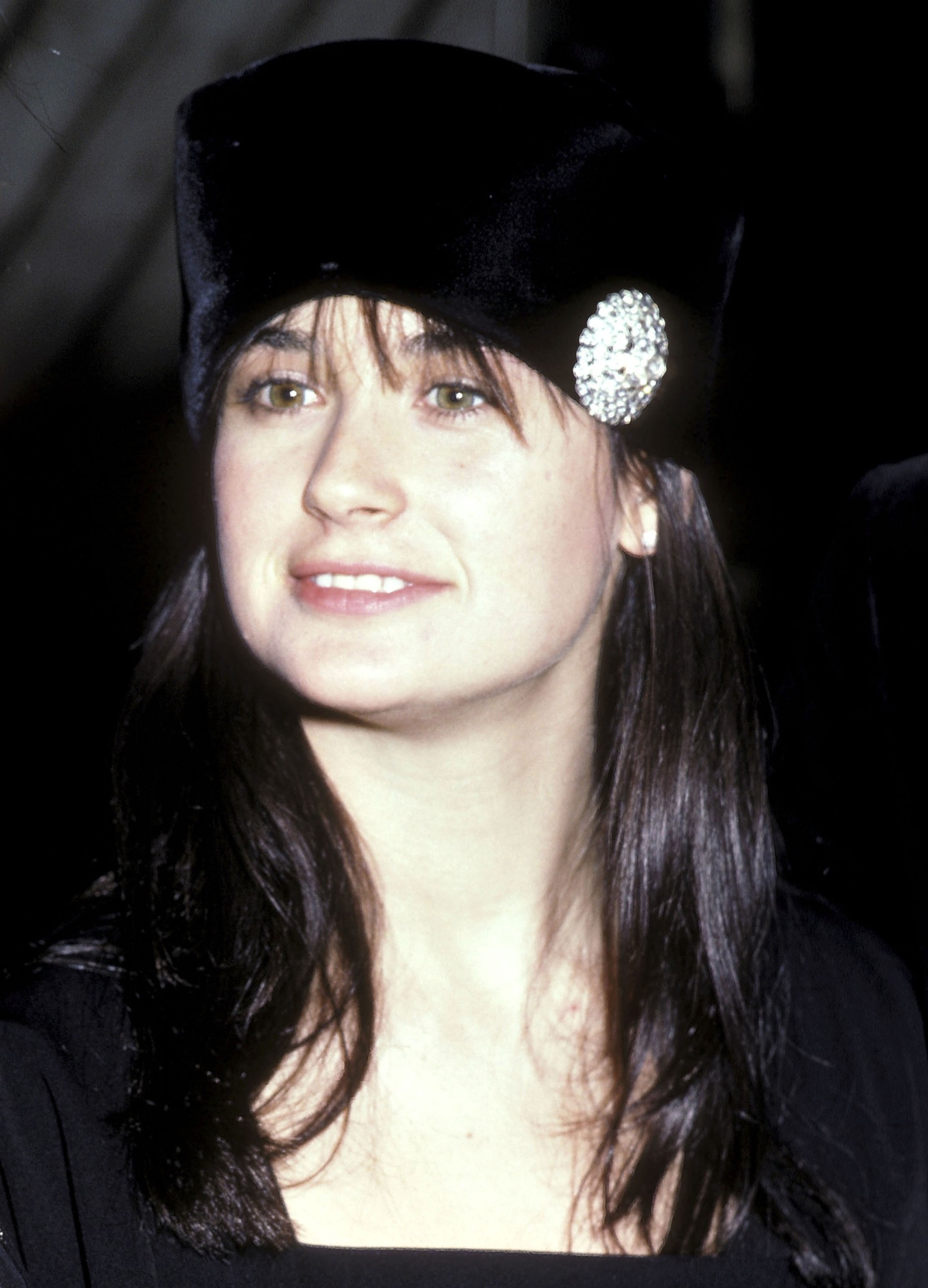 Kerek arc, bájos kiegészítők. Demi Moore 24 évesen is elbűvölően szép!