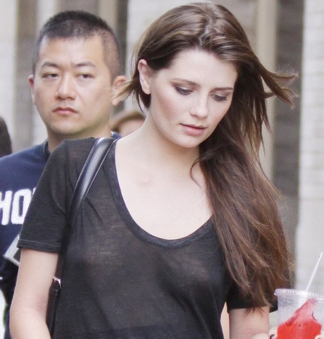 mischa barton, melltartó, villantás, áttetsző, átlátszó felső, mellmutogatás, melle