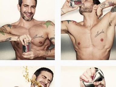A kigyúrt Marc Jacobs ünnepli a 30 éves Diet Coke-ot