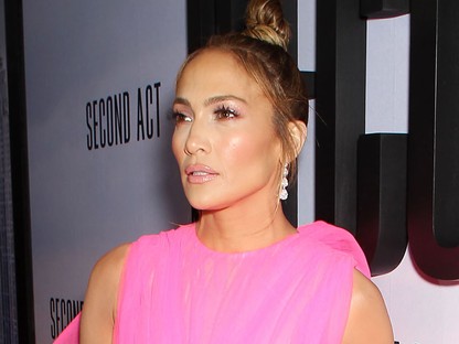 Jennifer Lopez és Julia Roberts bebizonyította, hogy itt a rózsaszín blézer-szezon