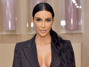 Amit SOHA nem akartál látni: Kim Kardashian ragasztószalagozott mellei