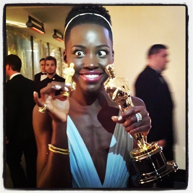 Ha rápillantasz Lupita Nyong`o Instagram profiljára, akkor azt hihetnéd, hogy csak vörös szőnyeges csillogásról szól, pedig, ha jobban megnézed, akkor látható, hogy Lupita maga sem hiszi, hogy mindez vele történik. @lupitanyongo