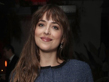 Dakota Johnson a legdögösebb Chanel-lány, ezt a szettet nézd!