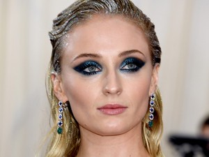 A Met gála óriási Trónok harca momentuma: Stark testvérek találkozása